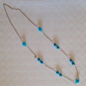 Collana lunga con perle nelle sfumature dell'azzurro fatta a mano