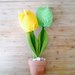 vasetti di tulipani in stoffa