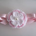 Fascia fascetta per capelli neonata uncinetto rosa fiore bianco / rosa fatta a mano raso battesimo cerimonia nascita handmade