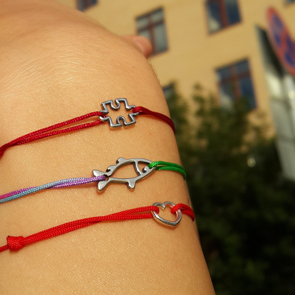 Bracciale Portafortuna Fatto A Mano Con Pesciolino In Argento, Regolabile Con Nodi Macramè, Nastro Grigio. Prodotto In Germania, Con Confezione Regalo. Un Regalo Speciale Per Un'amica O Per Te!