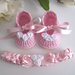 Set coordinato scarpine fascetta neonata uncinetto rosa / rose bianche raso fatto a mano handmade battesimo cerimonia nascita