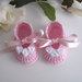Set coordinato scarpine fascetta neonata uncinetto rosa / rose bianche raso fatto a mano handmade battesimo cerimonia nascita
