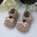 Scarpine scarpette neonata neonato beige fatte a mano lana idea regalo corredino nascita battesimo cerimonia  uncinetto handmade crochet 