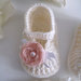 Set coordinato neonata scarpine fascetta per capelli color panna / fiore rosa tenue fatto a mano idea regalo nascita cerimonia battesimo lana raso uncinetto handmade crochet 