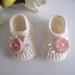 Scarpine scarpette neonata color panna / fiore rosa tenue fatte a mano lana idea regalo corredino nascita battesimo cerimonia uncinetto handmade crochet 