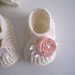 Scarpine scarpette neonata color panna / fiore rosa tenue fatte a mano lana idea regalo corredino nascita battesimo cerimonia uncinetto handmade crochet 