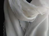 Pashmina in caldo cotone di colore bianco con delicato merletto lungo i lati.