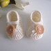 Scarpine scarpette neonata color panna / fiore beige fatte a mano lana idea regalo corredino nascita battesimo cerimonia handmade uncinetto crochet 