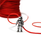 Bracciale di corda con pendente charm in argento Astronauta, fatto a mano