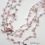 collana crochet a tre fili con quarzo rosa e perle in vetro