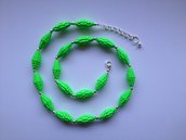 Collana verde con perline di cartoncino ondulato fatte a mano