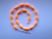 Collana arancione con perline di cartoncino ondulato fatte a mano