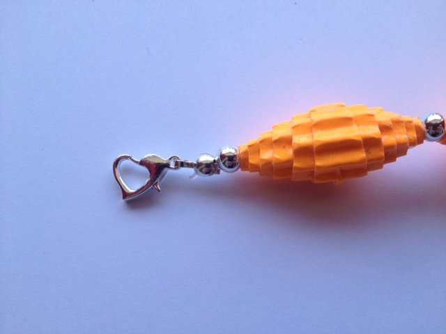 Collana arancione con perline di cartoncino ondulato fatte a mano -... | su MissHobby