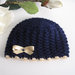 Cappellino blu notte/fiocco beige neonato unisex fatto a mano corredino nascita idea regalo lana handmade uncinetto