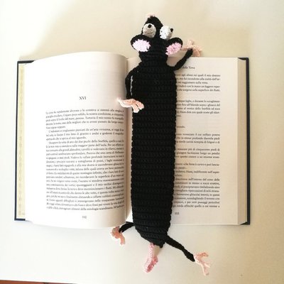 Segnalibro con topo grigio amigurumi amante dei libri, fatto a