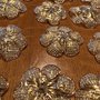 Rosette o fiori , pezzi di ricambio per lampadari di Venini, specchi e plafoniere , in vetro soffiato di Murano, color polvere oro, 5 cm diametro
