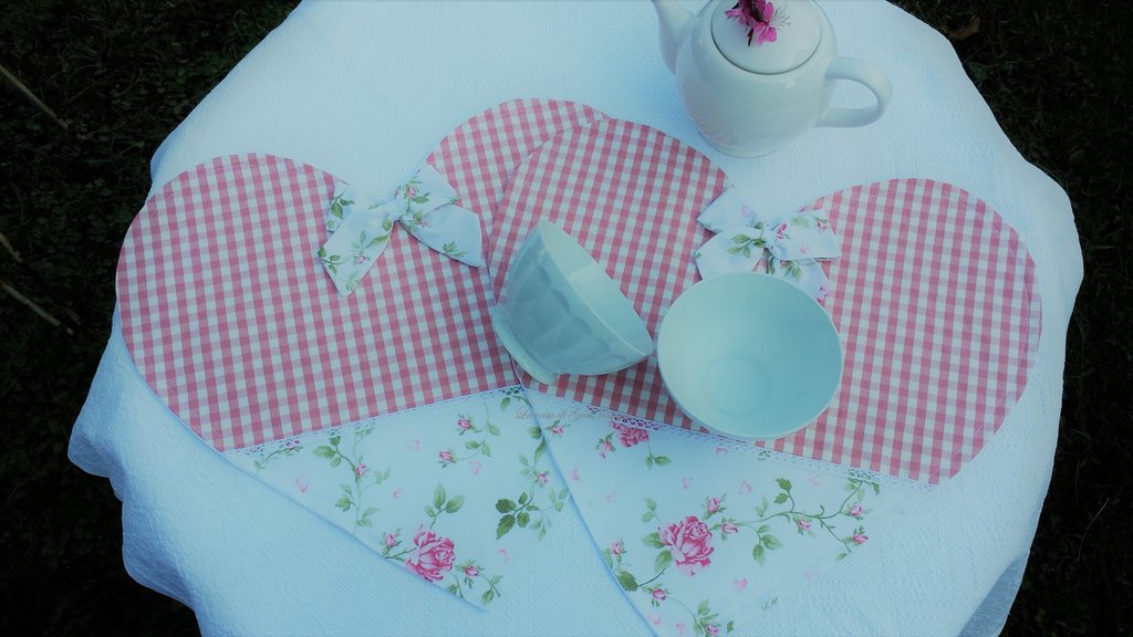 Set 16 Pezzi Tovagliette E Sottobicchieri A Cuore Oro Rosa | San Valentino | PVC Impermeabile 39x39 Cm | Decorazione Tavola Romantica