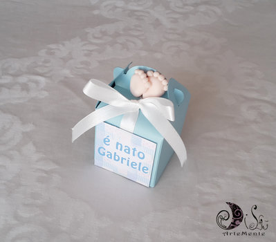 bomboniera portaconfetti box con piedini in celeste per bimbo e tag personalizzata. bomboniera portaconfetti box con piedini in celeste per bimbo e tag personalizzata.
