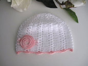 Cappellino bianco/fiore rosa neonata battesimo cerimonia nascita idea regalo fatto a mano all'uncinetto