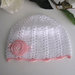 Cappellino bianco/fiore rosa neonata battesimo cerimonia nascita idea regalo fatto a mano all'uncinetto