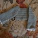 Coprispalle / giacchino neonato.Bianco e grigio con fiocchettoTaglia 0-3 mesi