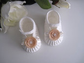 Scarpine bianco/panna-fiore beige neonata uncinetto