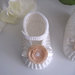 Scarpine bianco/panna-fiore beige neonata uncinetto