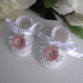 Scarpine neonata bianche/fiore rosa antico uncinetto