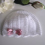 Cappellino bianco/fiocco rosa antico