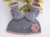 Set cappellino+scarpine grigio/rosa antico neonata cotone all'uncinetto