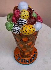 vaso di maiolica, con tappo, a forma conica con pedana rotonda per contenere biscuit per gelato