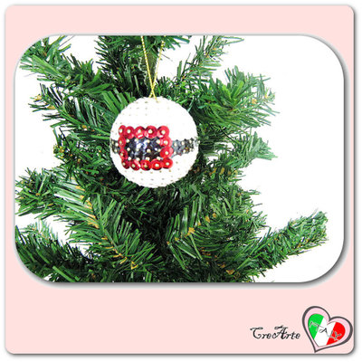 Pallina bianca decorata con paillettes per l'albero di Natale Pallina bianca decorata con paillettes per l'albero di Natale