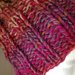 Berretto di lana multicolore fatto a mano con ferri circolari, misura da adulto