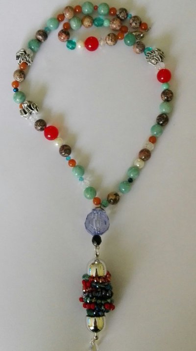 Collana di pietre dure e fiorellini con cialde e swarovski Collana di pietre dure e fiorellini con cialde e swarovski