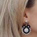 Piccoli orecchini soutache nero e argento con perno in lega di zinco - orecchini pendenti in tessuto