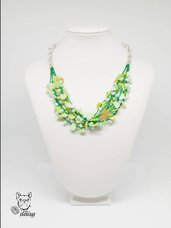 Collana uncinetto con paillettes verdi e cristalli con catena in alluminio - collana lustrini