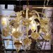 Lampadario, in vetro soffiato di Murano, color oro e trasparente