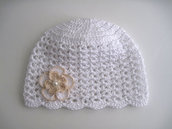 Cappellino bianco fiore ecru neonata battesimo cerimonia nascita fatto a mano idea regalo all'uncinetto  