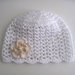Cappellino bianco fiore ecru neonata battesimo cerimonia nascita fatto a mano idea regalo all'uncinetto  