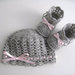 Set coordinato grigio/raso rosa cappello + scarpine neonata fatto a mano idea regalo corredino nascita battesimo lana uncinetto