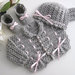 Coordinato completino golfino cappellino scarpine grigio/fiocco rosa fatto a mano idea regalo corredino nascita battesimo cerimonia lana all'uncinetto