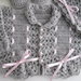 Coordinato completino golfino cappellino scarpine grigio/fiocco rosa fatto a mano idea regalo corredino nascita battesimo cerimonia lana all'uncinetto