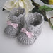 Scarpine stivaletti grigi/fiocco rosa neonata fatte a mano idea regalo corredino nascita cerimonia battesimo lana uncinetto