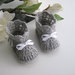 Scarpine stivaletti grigi/fiocco bianco neonato/neonata unisex fatte a mano idea regalo corredino nascita lana uncinetto