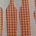 Allegro ricettario foderato con tessuto a quadretti bianchi e arancioni decorato con posate in pannolenci:cucchiaio,forchetta e coltello e merletto zig zag lungo il lato