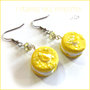 Orecchini " French macaroon giallo limone   " macaron fimo cernit premo idea regalo dolcetti miniatura cibo biscotto  pasticcino bambina personalizzabile  con clip su richiesta   