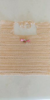 Bavaglino in filato di puro cotone di colore beige realizzato a uncinetto a punto alto e file di quadratini vuoti con  fiocchetto di raso rosa e fiorellini
