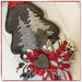 Albero natalizio in lana cotta grigia decorato con alberelli e rametti grigi e rossi 