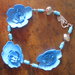 collana azzurra con grandi fiori in gomma, perle turchesi  e resina