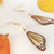 Orecchini pendenti con ali di farfalla dorate in pasta di mais/porcellana fredda modellate e dipinte a mano, componenti in acciaio dorato